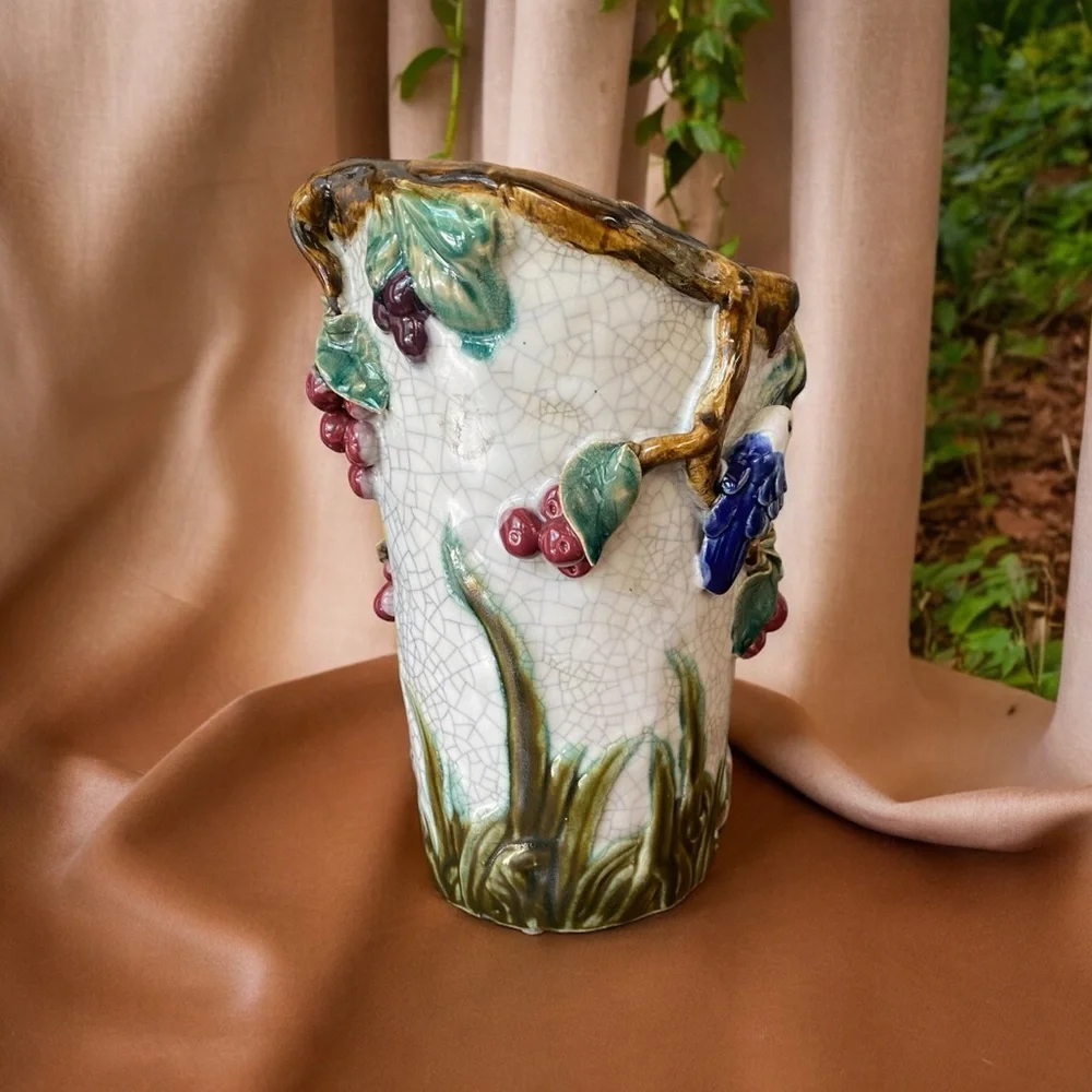 Antique Majolica Vase with many applied, high-relief details. - Picture 11 of 15